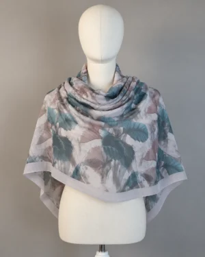 Carré Mousseline imprimé couleur Feuillage vert – présentation sur buste de vitrine