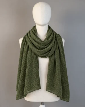 Foulard Ravild Thai couleur Vert olive – présentation sur mannequin sans visage