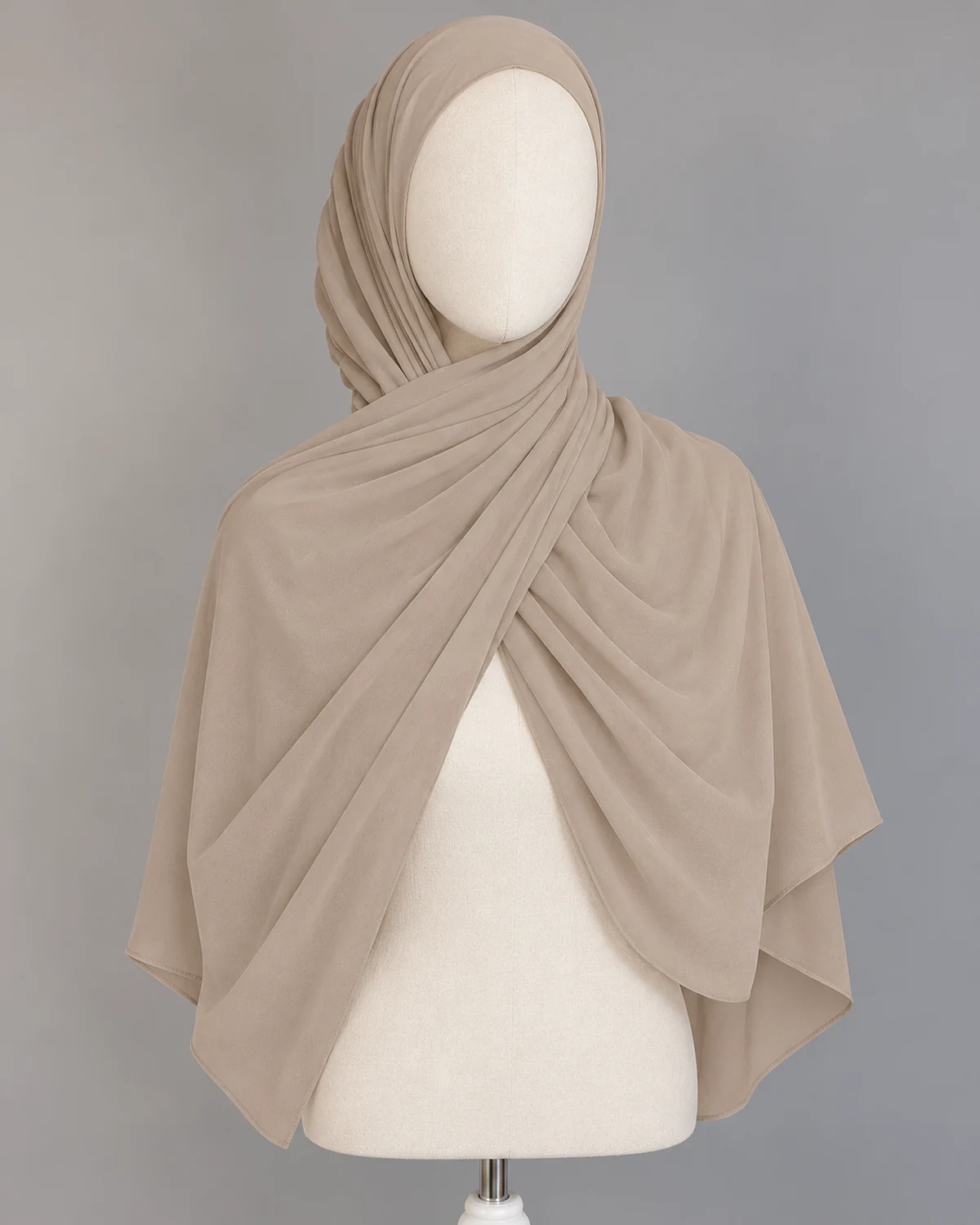 Hijab Gel couleur Taupe – présentation sur mannequin sans visage
